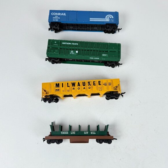 HO Scale Train Boxcars Milwaukee Road Conrail Northern Pacific Timber Line - Picture 1 of 7